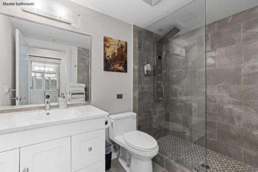 Beautiful Bright Modern Condo With Water View And Ac In Dt Vancouver 2Br,3Bd,2Bt Sleeps 6 Guests Free Parking Netflix Included Kültér fotó