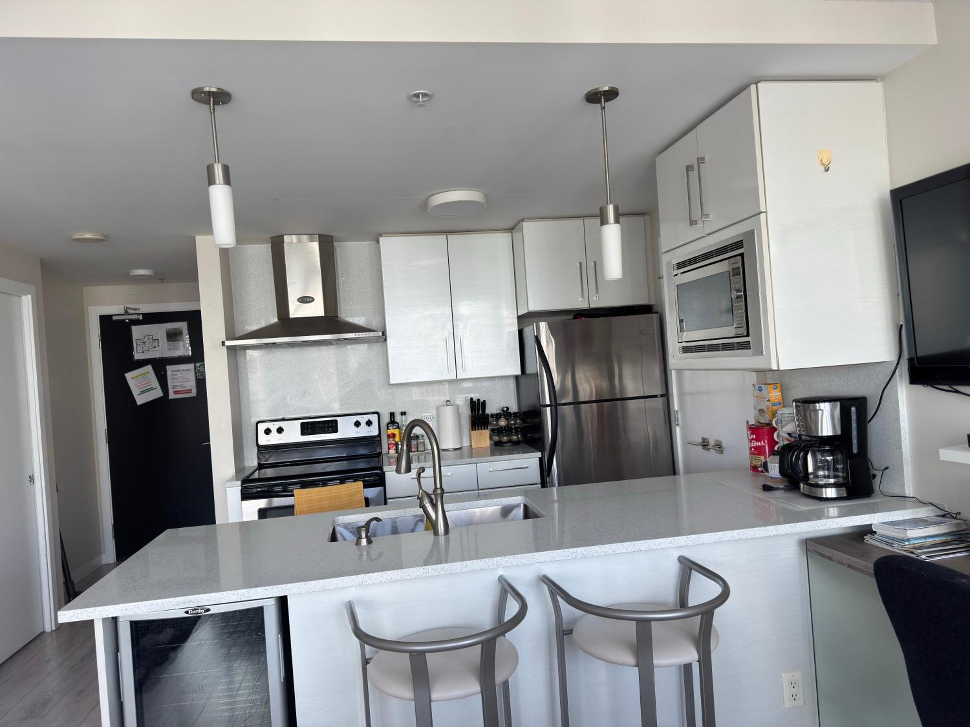 Beautiful Bright Modern Condo With Water View And Ac In Dt Vancouver 2Br,3Bd,2Bt Sleeps 6 Guests Free Parking Netflix Included Kültér fotó