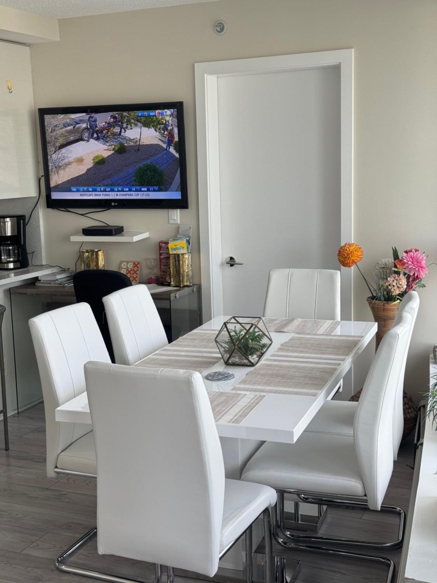 Beautiful Bright Modern Condo With Water View And Ac In Dt Vancouver 2Br,3Bd,2Bt Sleeps 6 Guests Free Parking Netflix Included Kültér fotó