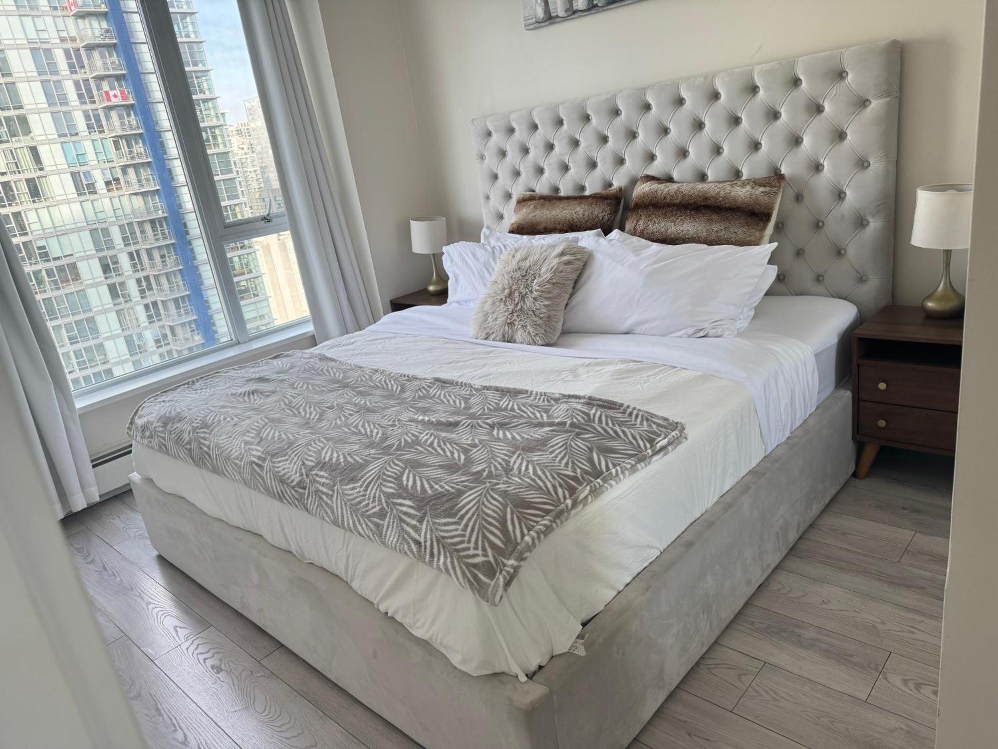 Beautiful Bright Modern Condo With Water View And Ac In Dt Vancouver 2Br,3Bd,2Bt Sleeps 6 Guests Free Parking Netflix Included Kültér fotó